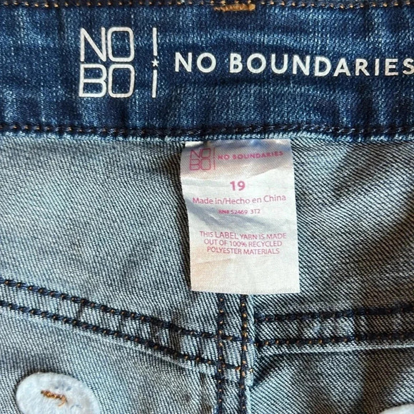 No Boundaries Distressed Juniors Shorts (size 19) - Picture 2 of 7